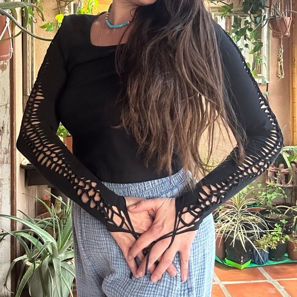 Women’s Large Black Long Sleeve Layering Crop with Handwoven Design Down Arms - Picture 6 of 11